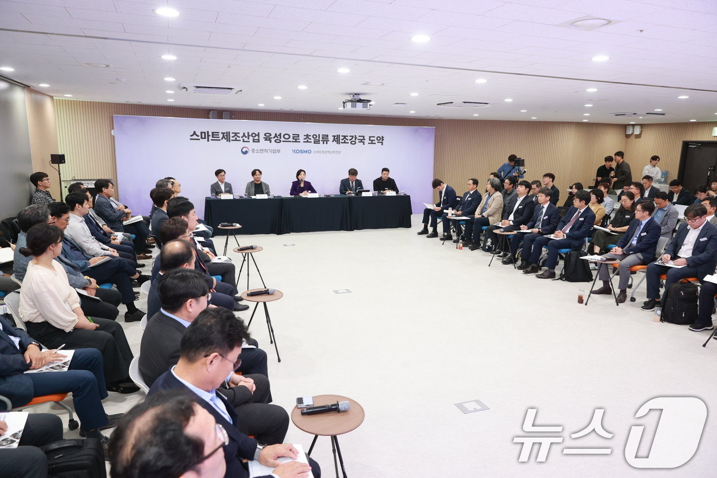 본문 이미지 - 오영주 중소벤처기업부 장관이 2일 경기 안산 경기테크노파크 디지털 전환허브(DX-HUB)에서 열린 '스마트제조혁신 생태계 고도화 방안 현장간담회'에서 인사말을 하고 있다. (중소벤처기업부 제공) 2024.10.2/뉴스1