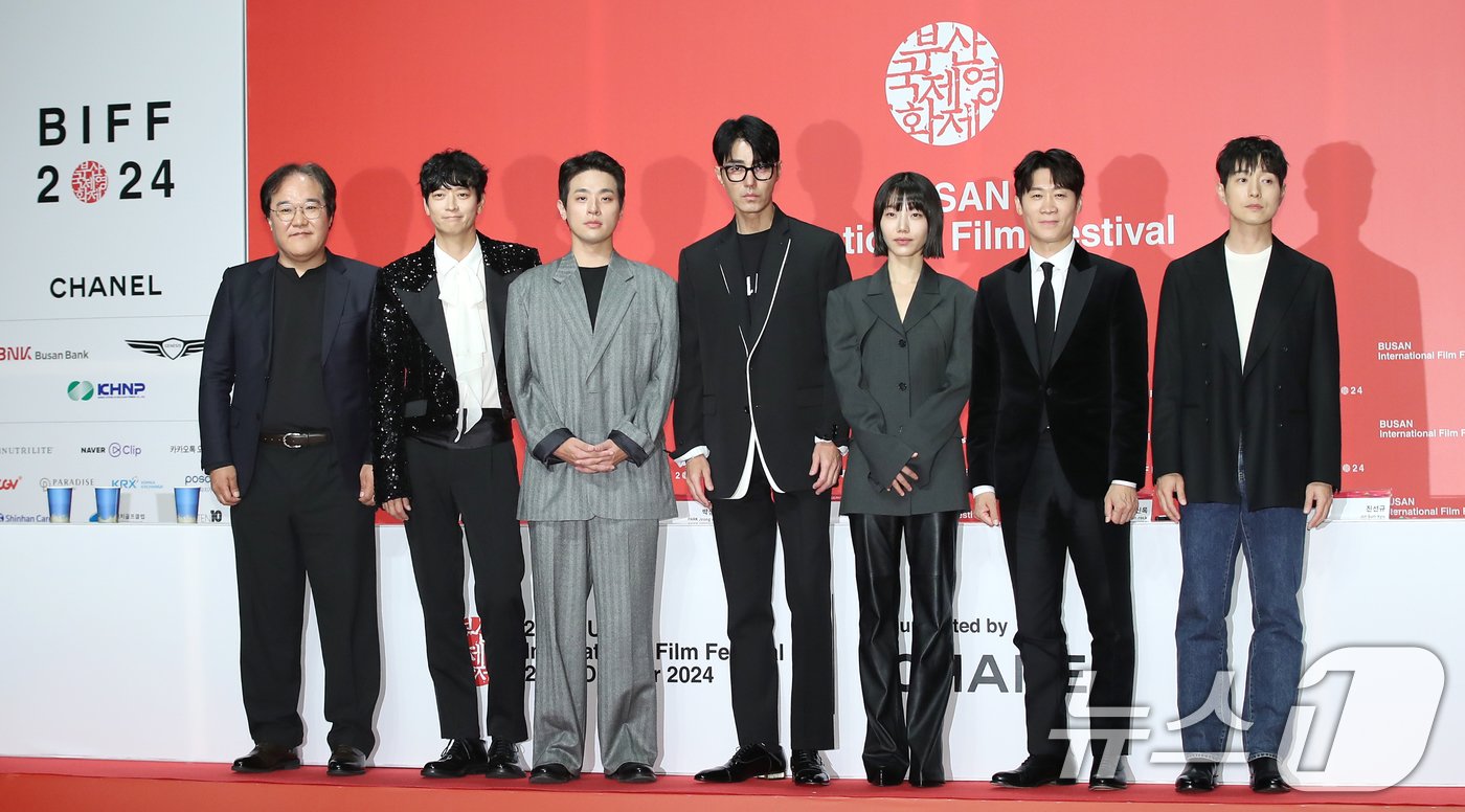 본문 이미지 - 김상만 감독(왼쪽부터)과 배우 강동원, 박정민, 차승원, 김신록, 진선규, 정성일이 2일 오후 부산 해운대구 신세계백화점 센터시티점 문화홀에서 열린 제29회 부산국제영화제(BIFF) 개막작 영화 '전, 란' 언론시사회 및 기자간담회에 참석해 포즈를 취하고 있다. ‘전,란’은 왜란이 일어난 혼란의 시대, 함께 자란 조선 최고 무신 집안의 아들 '종려'(박정민 분)와 그의 몸종 '천영'(강동원 분)이 '선조'(차승원 분)의 최측근 무관과 의병으로 적이 되어 다시 만나는 이야기를 그린 작품이다. 2024.10.2/뉴스1 ⓒ News1 권현진 기자