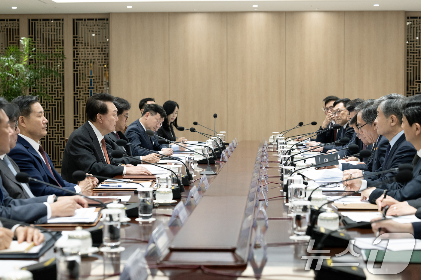 (서울=뉴스1) 송원영 기자 = 윤석열 대통령이 2일 서울 용산 대통령실 청사에서 열린 중동 사태에 따른 긴급 경제·안보 점검회의를 주재하고 있다. (대통령실 제공) 2024.10 …