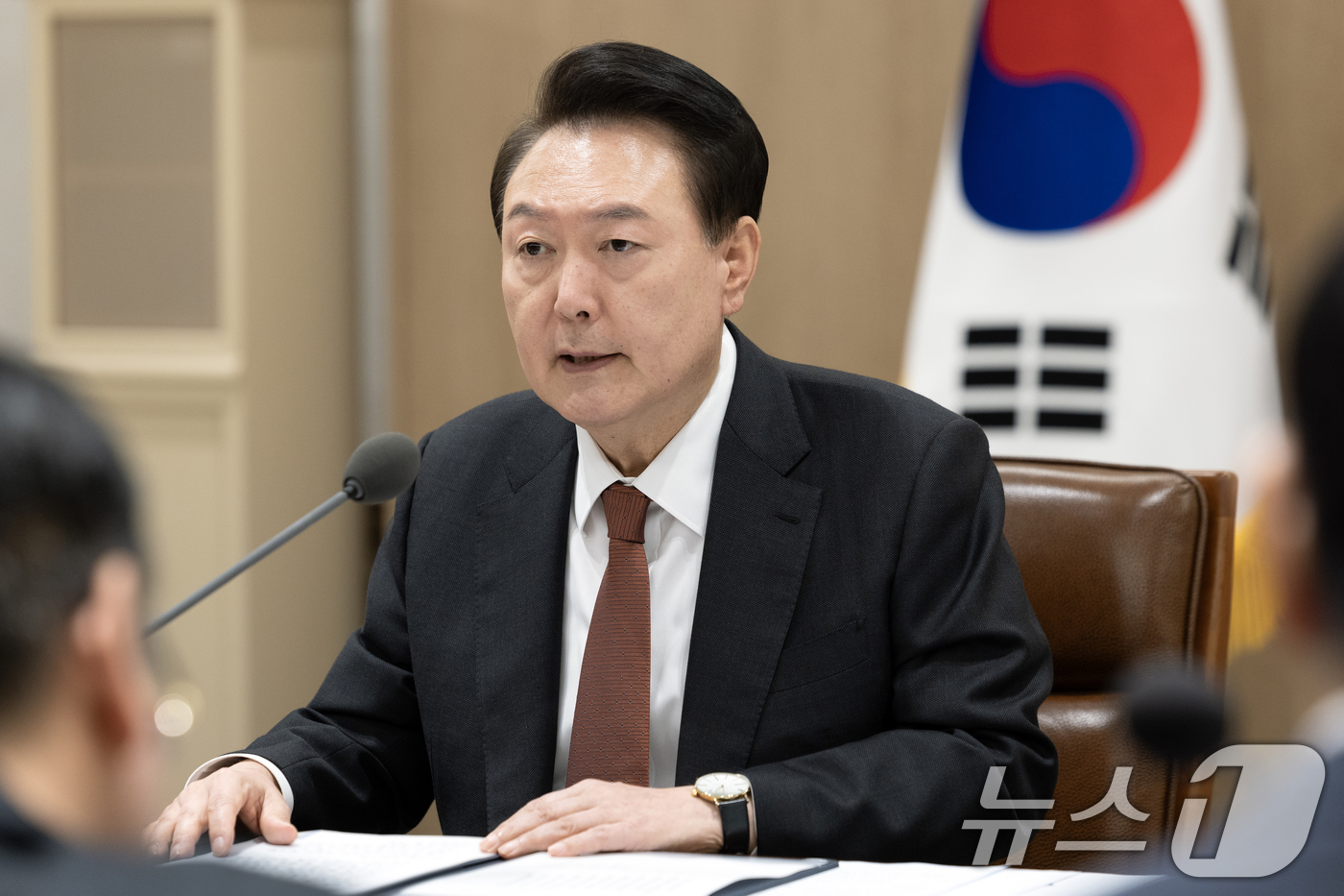 (서울=뉴스1) 송원영 기자 = 윤석열 대통령이 2일 서울 용산 대통령실 청사에서 열린 중동 사태에 따른 긴급 경제·안보 점검회의를 주재하고 있다. (대통령실 제공) 2024.10 …