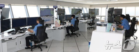 본문 이미지 -  제주 광역 VTS 10층 관제실 내부./뉴스1