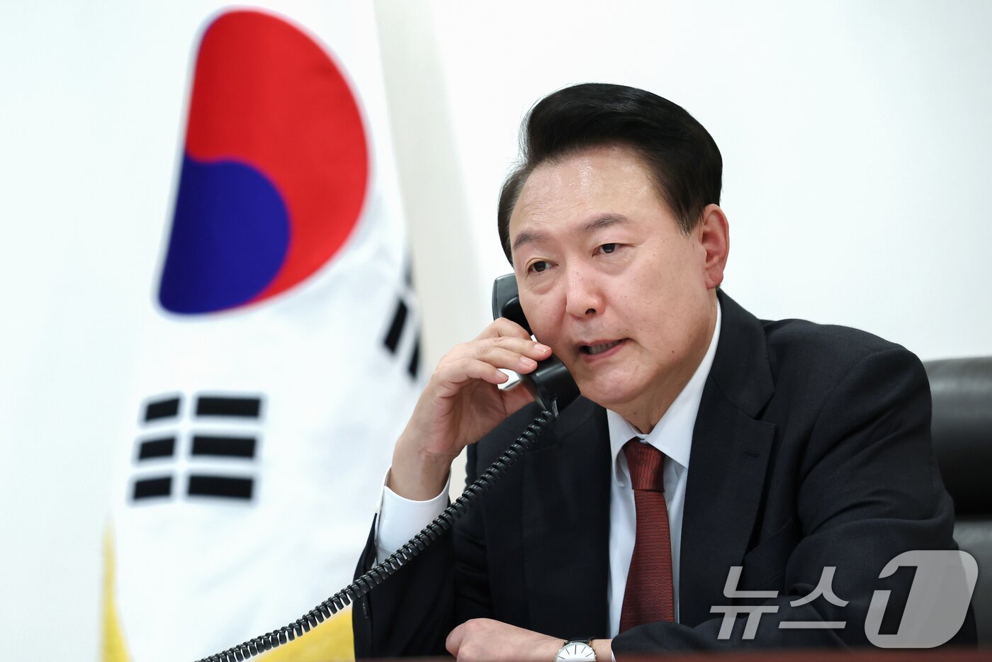 본문 이미지 - 윤석열 대통령이 2일 서울 용산 대통령실 청사 집무실에서 이시바 시게루 신임 일본 총리와 통화를 하고 있다. &#40;대통령실 제공&#41; 2024.10.2/뉴스1 ⓒ News1 송원영 기자