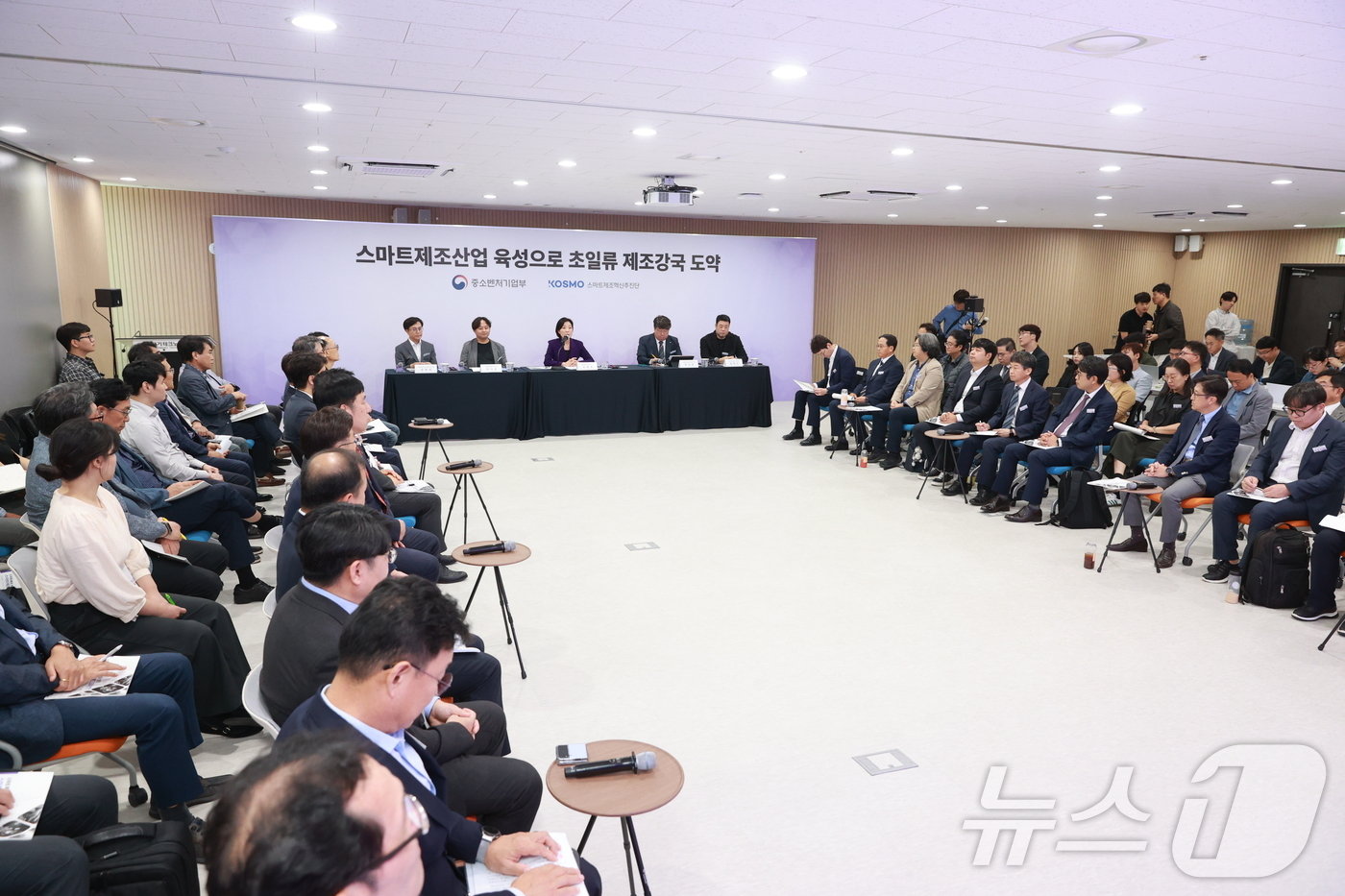 본문 이미지 - 10월 2일 경기 안산 경기테크노파크 디지털 전환허브(DX-HUB)에서 '스마트제조혁신 생태계 고도화 방안 현장간담회'가 진행되고 있다.(중소벤처기업부 제공)