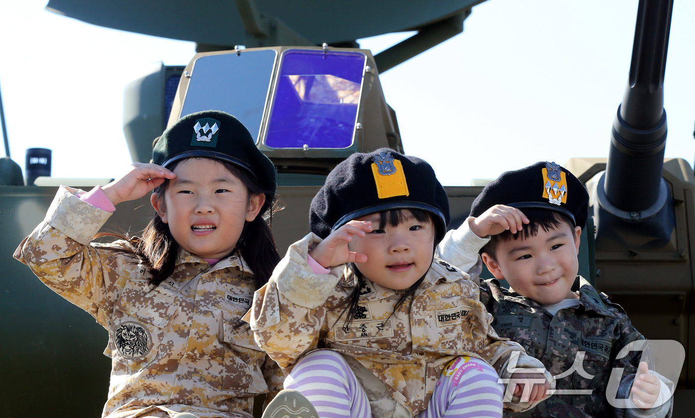 (계룡=뉴스1) 김기태 기자 = 2일 충남 계룡대 활주로에서 열린 2024 계룡군문화축제·지상군페스티벌에서 군복을 입은 아이들이 경례를 하고 있다. 2024.10.2/뉴스1