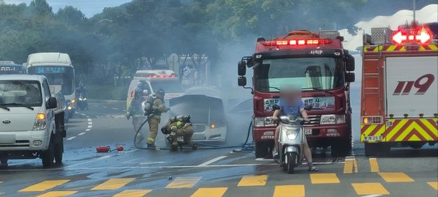 부산서 주행 중인 재규어 차량 불…운전자 연기흡입