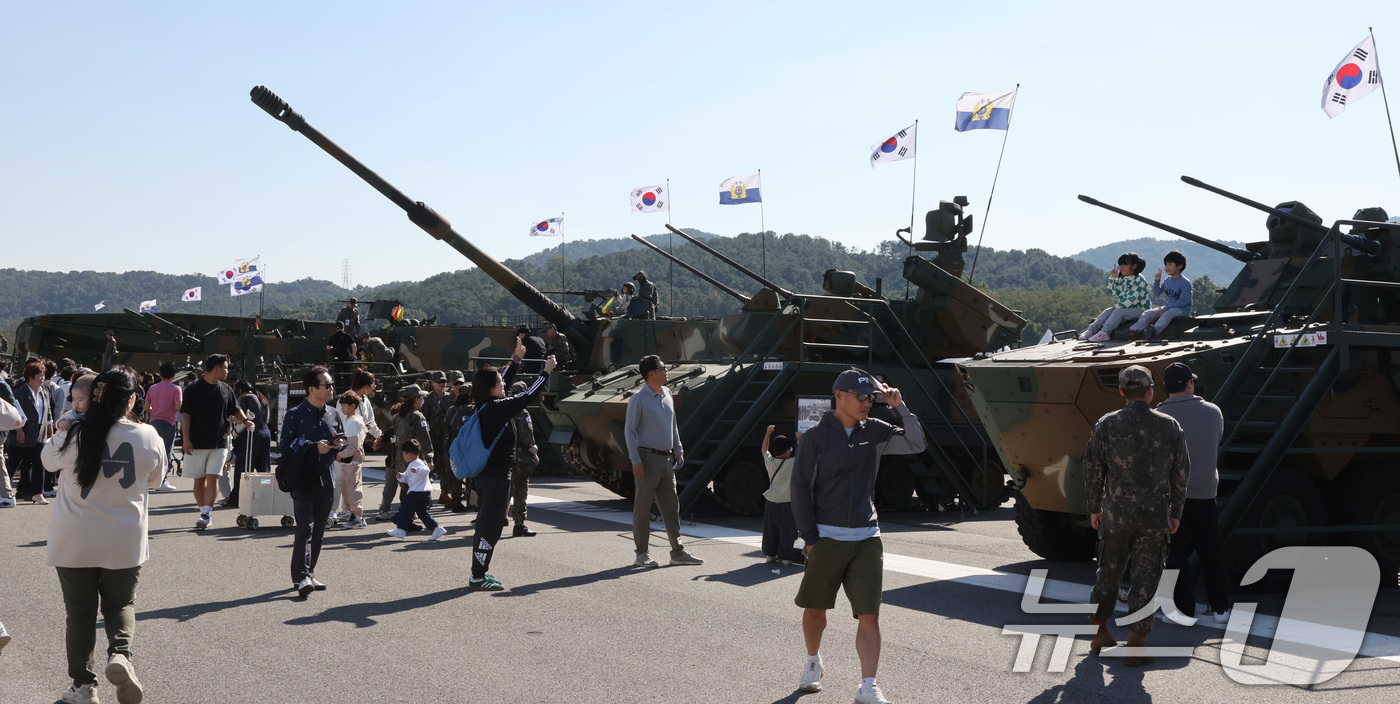 (계룡=뉴스1) 김기태 기자 = 2일 충남 계룡대 활주로에서 열린 2024 계룡군문화축제·지상군페스티벌에서 관람객들이 전시물을 관람하고 있다. 2024.10.2/뉴스1