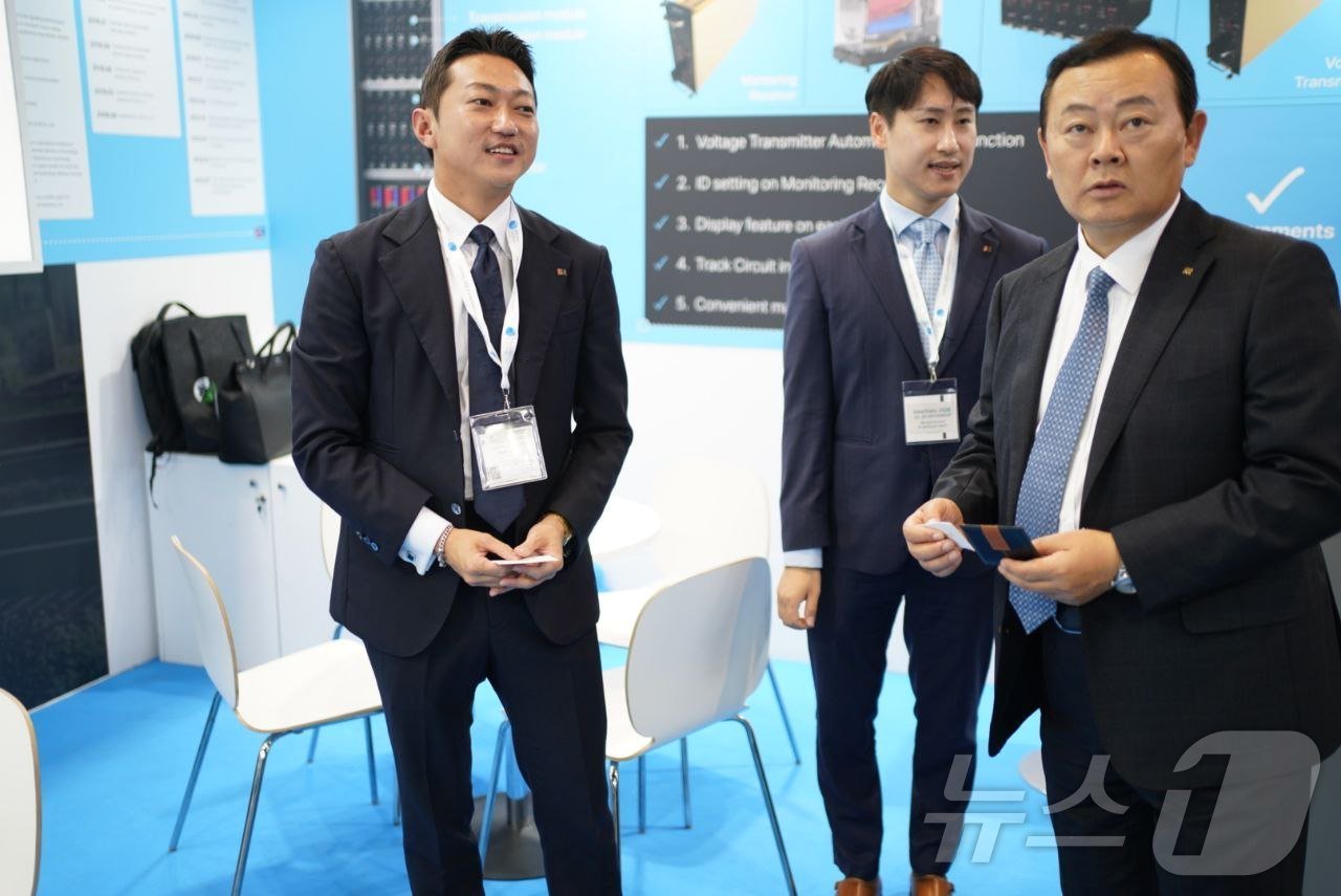 본문 이미지 - '이노트랜스 2024’' 에스알 전시장에 방문한 국가철도공단  임종일 부이사장(오른쪽) (에스알제공)