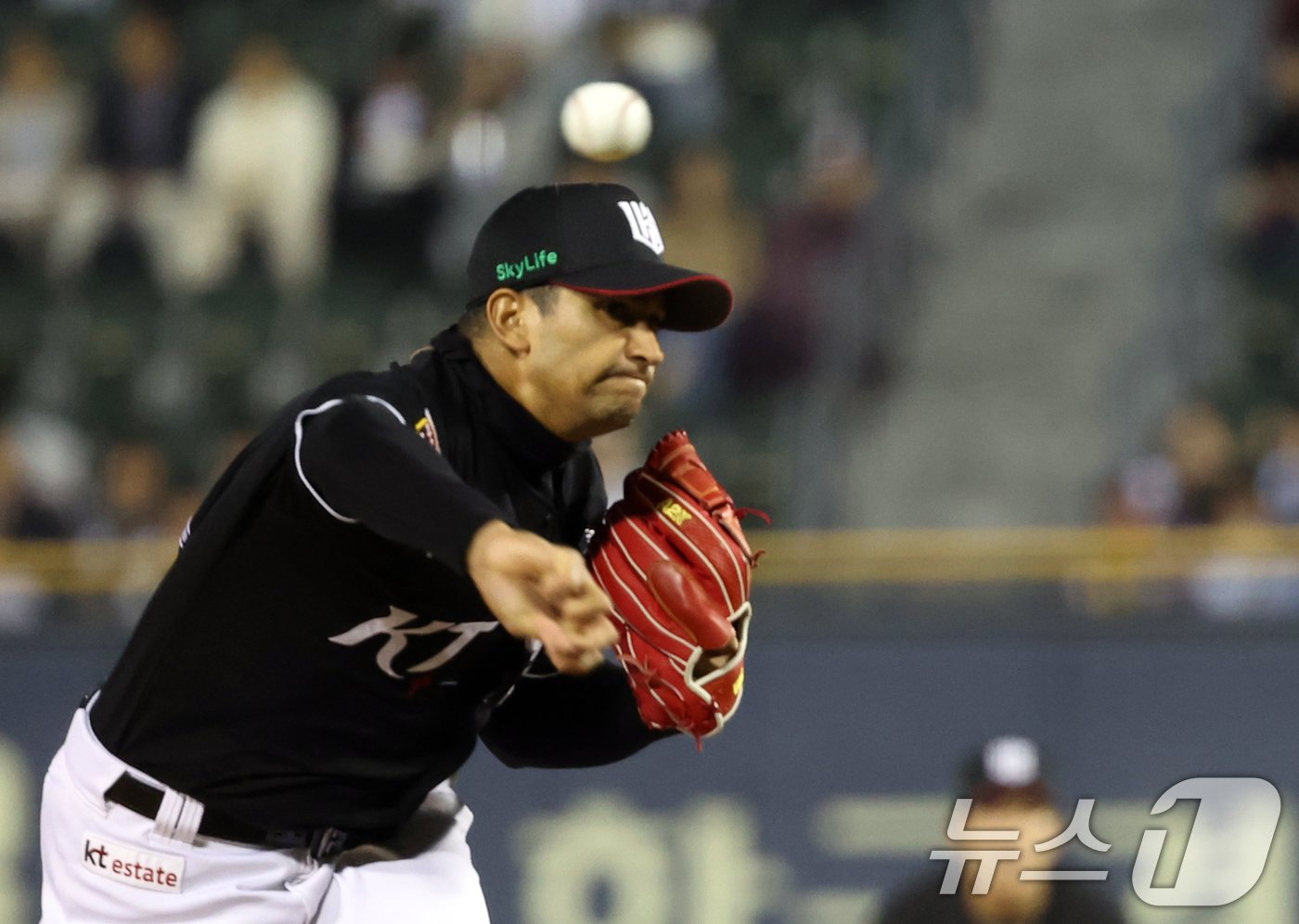 본문 이미지 - 2일 오후 서울 송파구 잠실야구장에서 열린 프로야구 '2024 신한 SOL 뱅크 KBO리그' KT 위즈와 두산 베어스의 포스트시즌(PS) 와일드카드 결정전 1차전, 1회말 KT 선발 쿠에바스가 역투하고 있다. 2024.10.2/뉴스1 ⓒ News1 김명섭 기자