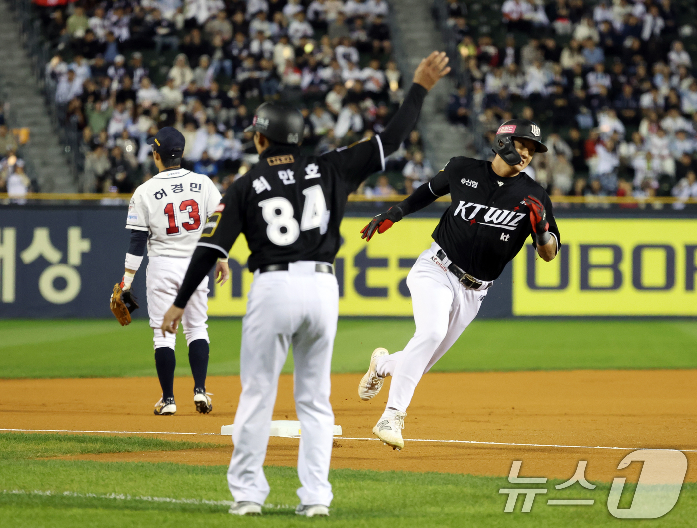 (서울=뉴스1) 김명섭 기자 = 2일 오후 서울 송파구 잠실야구장에서 열린 프로야구 '2024 신한 SOL 뱅크 KBO리그' KT 위즈와 두산 베어스의  포스트시즌(PS) 와일드카 …