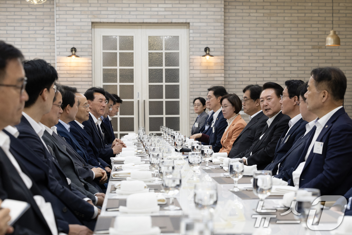 (서울=뉴스1) 송원영 기자 = 윤석열 대통령이 2일 서울 용산  대통령실 앞 파인그라스에서 추경호 국민의힘 원내대표 등 원내지도부와 여당 소속 국회 상임위원장 및 간사들과 만찬을 …