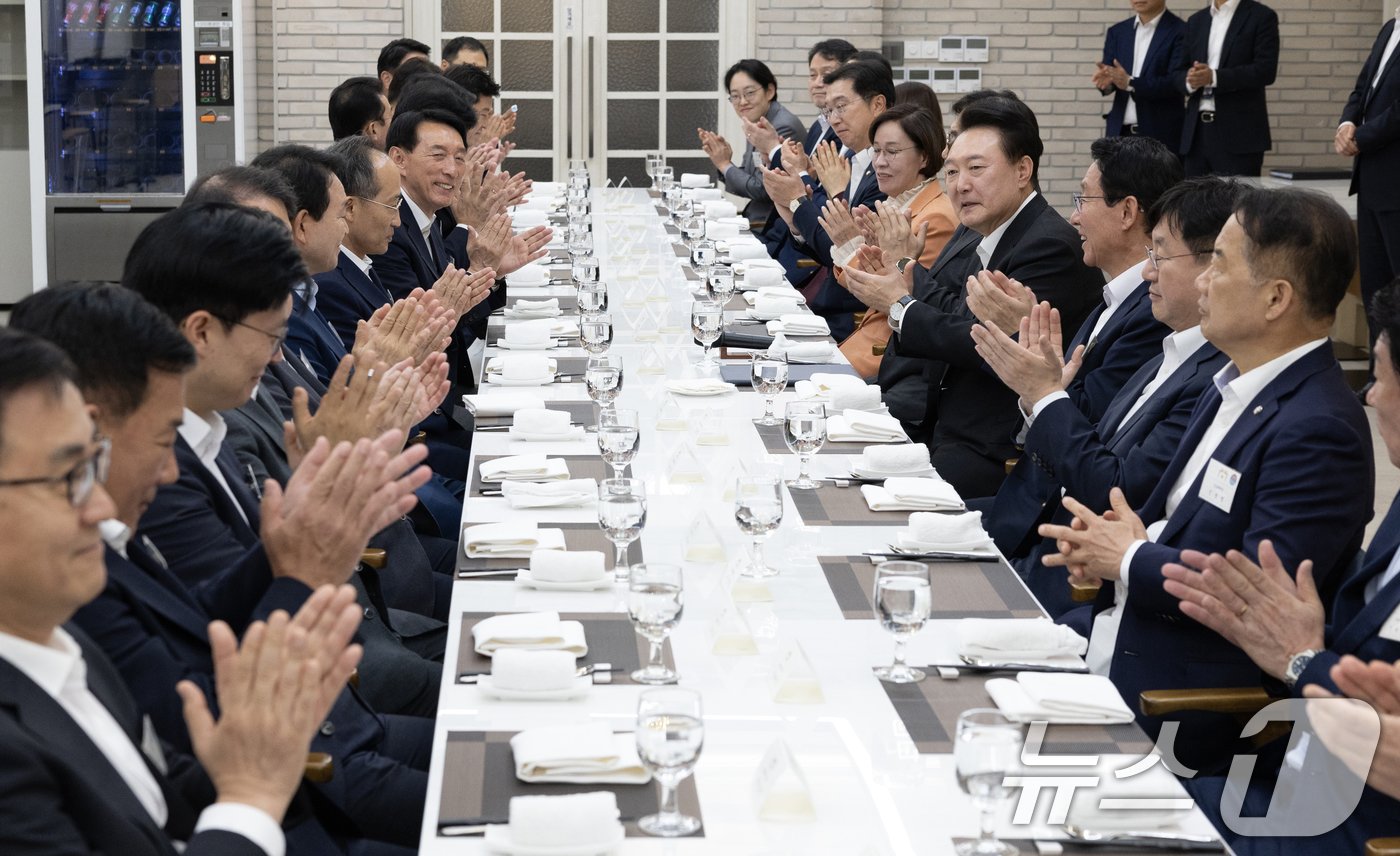 윤석열 대통령이 2일 서울 용산 대통령실 앞 파인그라스에서 추경호 국민의힘 원내대표 등 원내지도부와 여당 소속 국회 상임위원장 및 간사들과의 만찬에서 박수를 치고 있다. &#40;대통령실 제공&#41; 2024.10.2/뉴스1 ⓒ News1 송원영 기자