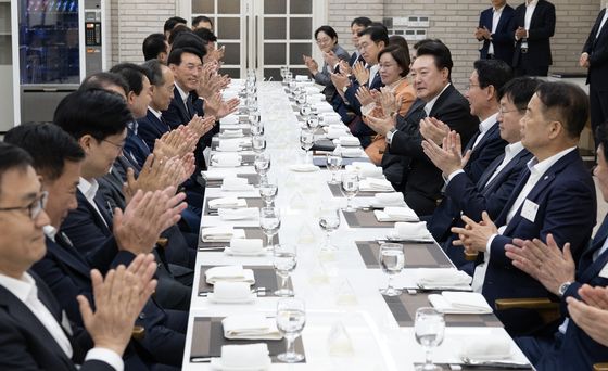 [속보] 윤 대통령 "체코 원전 덤핑·저가라는 말 도무지 이해 안 돼"