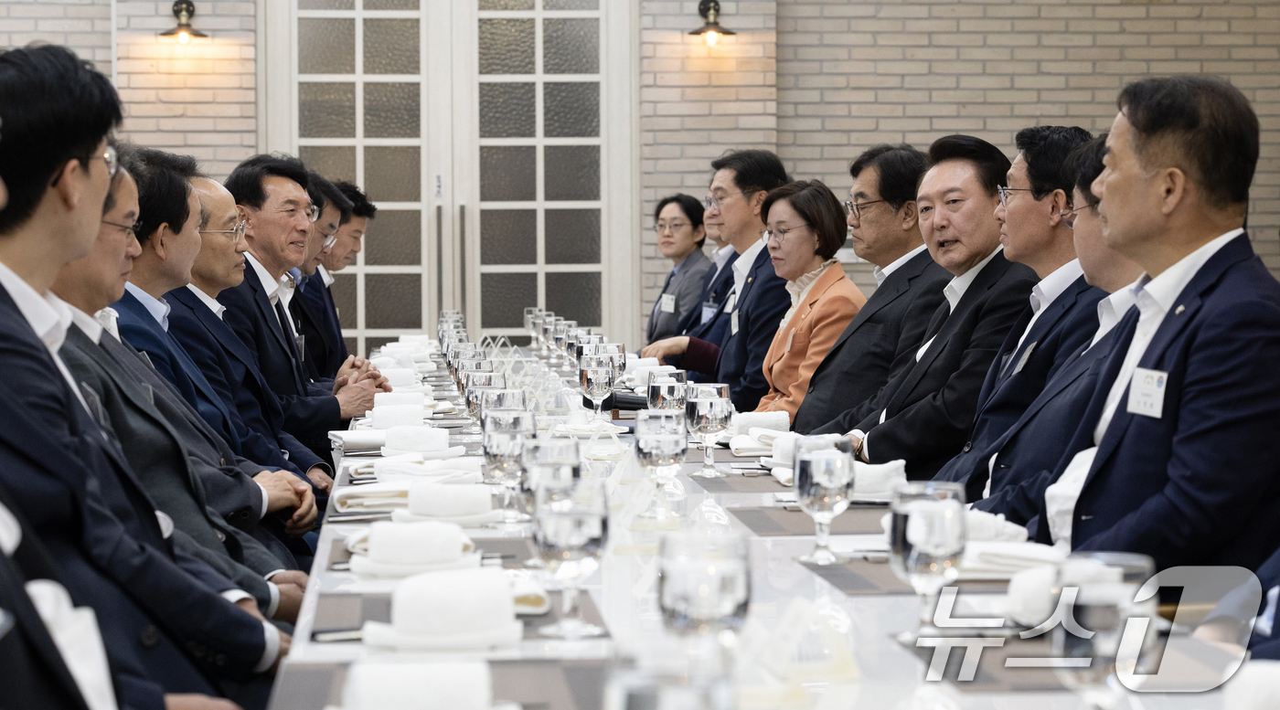 (서울=뉴스1) 송원영 기자 = 윤석열 대통령이 2일 서울 용산  대통령실 앞 파인그라스에서 추경호 국민의힘 원내대표 등 원내지도부와 여당 소속 국회 상임위원장 및 간사들과 만찬을 …