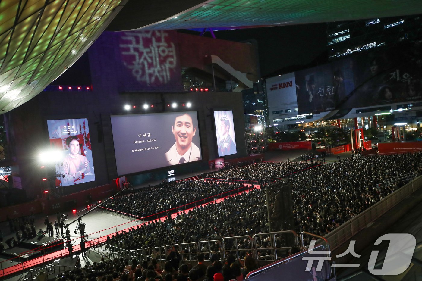 2일 오후 부산 해운대구 영화의전당에서 열린 ‘제28회 부산국제영화제’&#40;BIFF&#41; 개막식에서 &#39;공로상&#39;을 수상한 고 이선균의 영상이 나오고 있다. 2024.10.2/뉴스1 ⓒ News1 권현진 기자