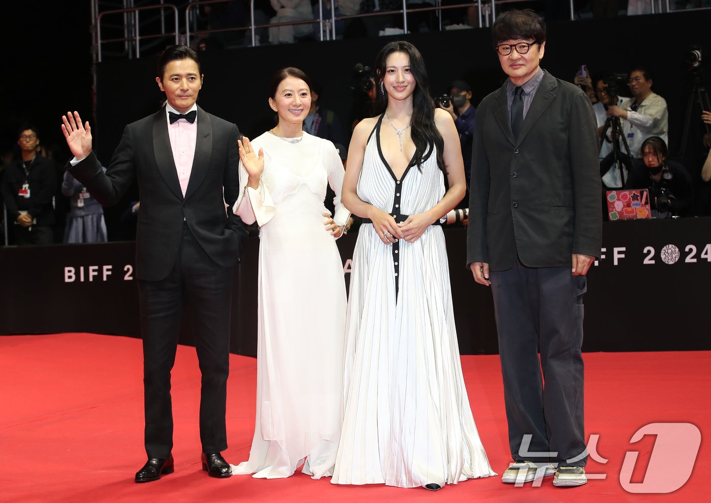 본문 이미지 - 배우 장동건(왼쪽부터)과 김희애, 수현, 허진호 감독이 2일 오후 부산 해운대구 영화의전당에서 열린 ‘제28회 부산국제영화제’(BIFF) 개막식 레드카펫 행사에서 인사를 하고 있다. 2024.10.2/뉴스1 ⓒ News1 권현진 기자
