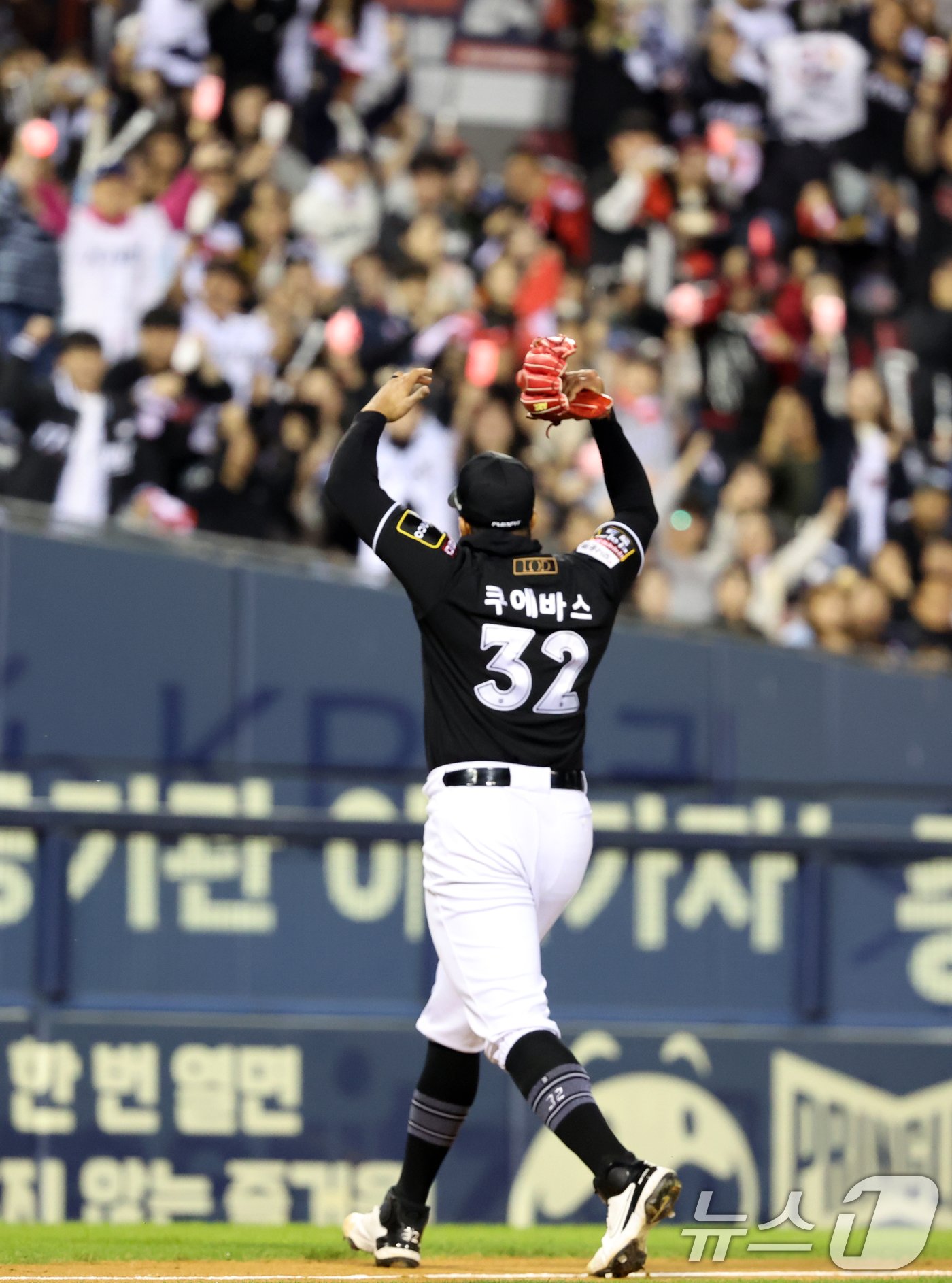 본문 이미지 - 2일 오후 서울 송파구 잠실야구장에서 열린 프로야구 '2024 신한 SOL 뱅크 KBO리그' KT 위즈와 두산 베어스의 포스트시즌(PS) 와일드카드 결정전 1차전 6회말 두산공격 2사 1,3루 상황, KT 투수 쿠에바스가 삼진으로 마무리짓고 관중들과 환호하고 있다. 2024.10.2/뉴스1 ⓒ News1 김명섭 기자