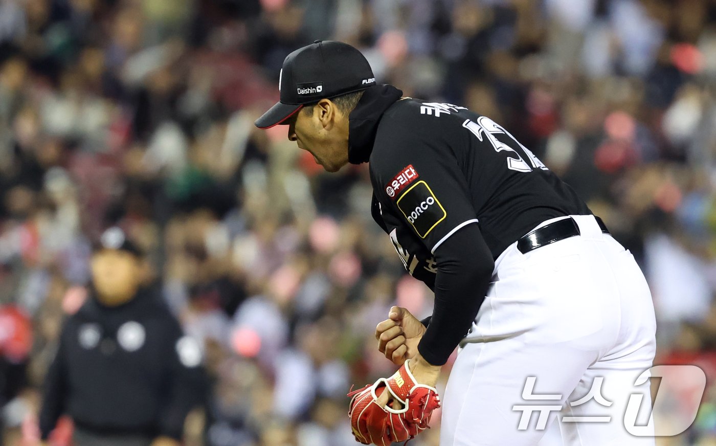본문 이미지 - 2일 오후 서울 송파구 잠실야구장에서 열린 프로야구 '2024 신한 SOL 뱅크 KBO리그' KT 위즈와 두산 베어스의 포스트시즌(PS) 와일드카드 결정전 1차전 6회말 두산공격 2사 1,3루 상황, KT 투수 쿠에바스가 삼진으로 마무리짓고 환호하고 있다. 2024.10.2/뉴스1 ⓒ News1 김명섭 기자