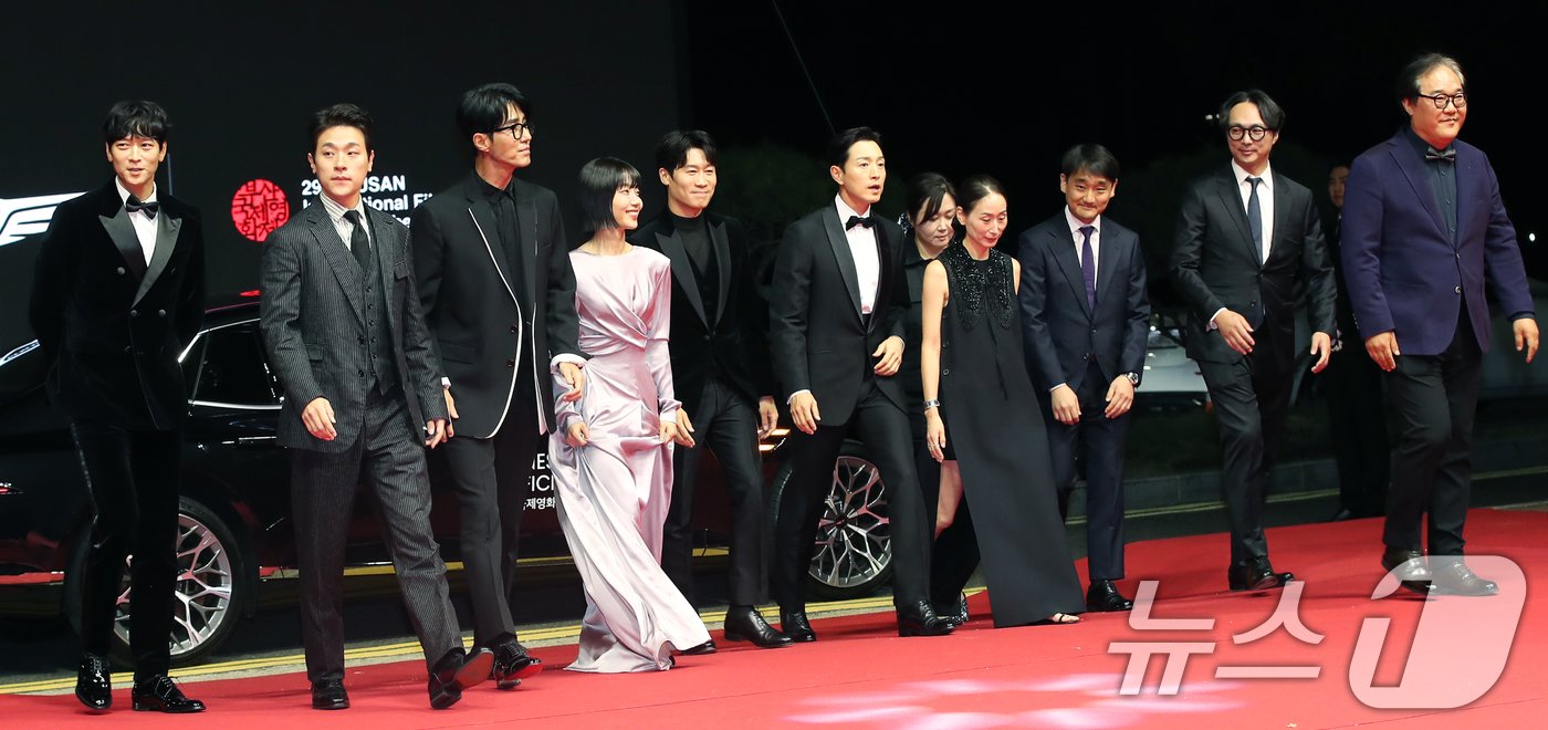 본문 이미지 - '전,란' 팀이 2일 오후 부산 해운대구 영화의전당에서 열린 ‘제28회 부산국제영화제’(BIFF) 개막식에 참석해 레드카펫을 밟고 있다. 2024.10.2/뉴스1 ⓒ News1 권현진 기자