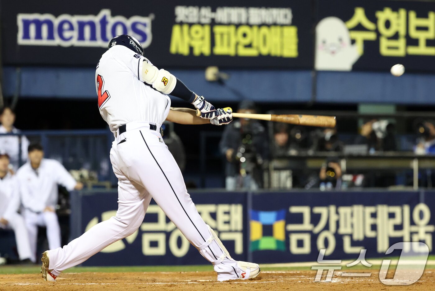 2일 오후 서울 송파구 잠실야구장에서 열린 프로야구 &#39;2024 신한 SOL 뱅크 KBO리그&#39; KT 위즈와 두산 베어스의 포스트시즌&#40;PS&#41; 와일드카드 결정전 1차전 9회말 두산공격 선두타자 김재환이 안타를 치고 있다. 2024.10.2/뉴스1 ⓒ News1 김명섭 기자