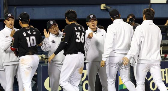 사상 첫 '업셋' 노리는 KT 이강철 감독 "수원에서 가을야구 하겠다"[WC2]