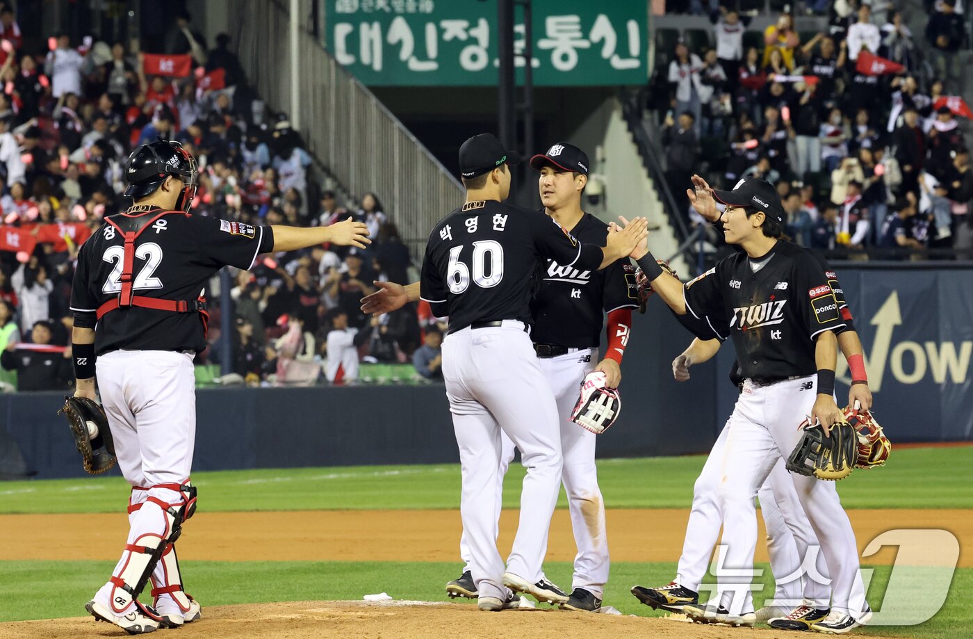 본문 이미지 - 2일 오후 서울 송파구 잠실야구장에서 열린 프로야구 &#39;2024 신한 SOL 뱅크 KBO리그&#39; KT 위즈와 두산 베어스의 포스트시즌&#40;PS&#41; 와일드카드 결정전 1차전에서 승리한 KT 선수들이 하이파이브를 하고 있다. 2024.10.2/뉴스1 ⓒ News1 김명섭 기자