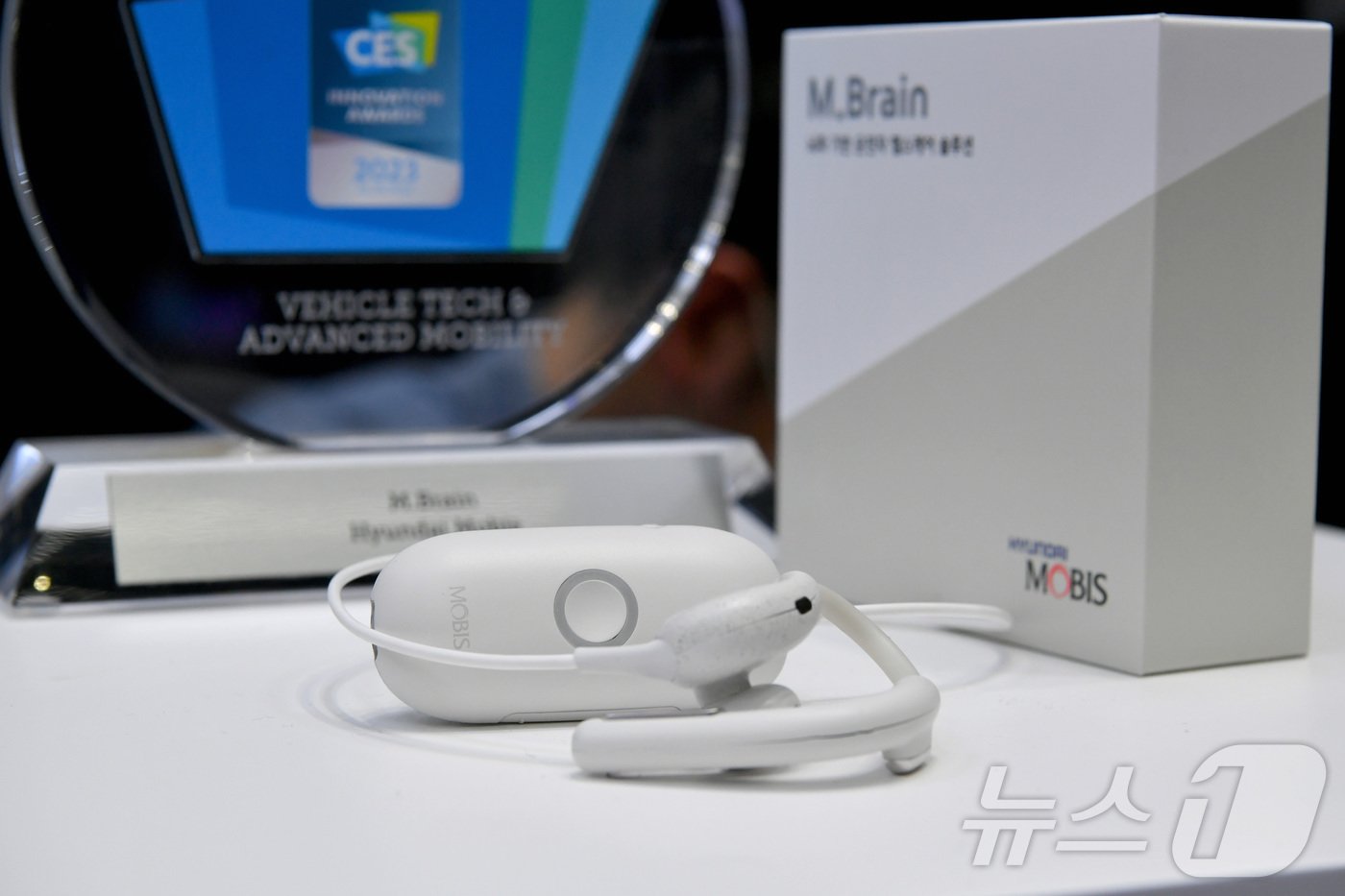 본문 이미지 - 현대모비스가 개발한 뇌파신호 기반 운전자 부주의 케어 시스템 '엠브레인'이 2일 '2024 R&D 테크데이'에 전시된 모습. 뇌파를 감지해 운전자 부주의 정도를 실시간으로 측정하고, 주의력이 덜어지면 시각·촉각·청각 경고를 제공한다(현대모비스 제공). 2024.10.02.
