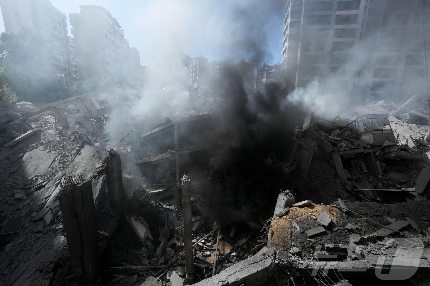 (베이루트 AFP=뉴스1) 권진영기자 = 이스라엘군 공습에 무너진 베이루트 남부 교외 주택가 건물 잔해에서 2일 시커먼 연기가 계속 피어오르고 있다. 사진은 헤즈볼라 공보실이 짠 …