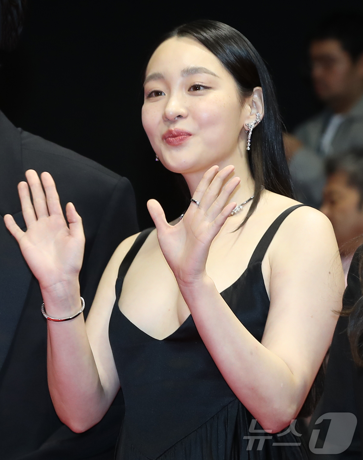 (부산=뉴스1) 권현진 기자 = 배우 김민하가 2일 오후 부산 해운대구 영화의전당에서 열린 ‘제28회 부산국제영화제’(BIFF) 개막식에 참석해 레드카펫을 밟고 있다. 2024.1 …