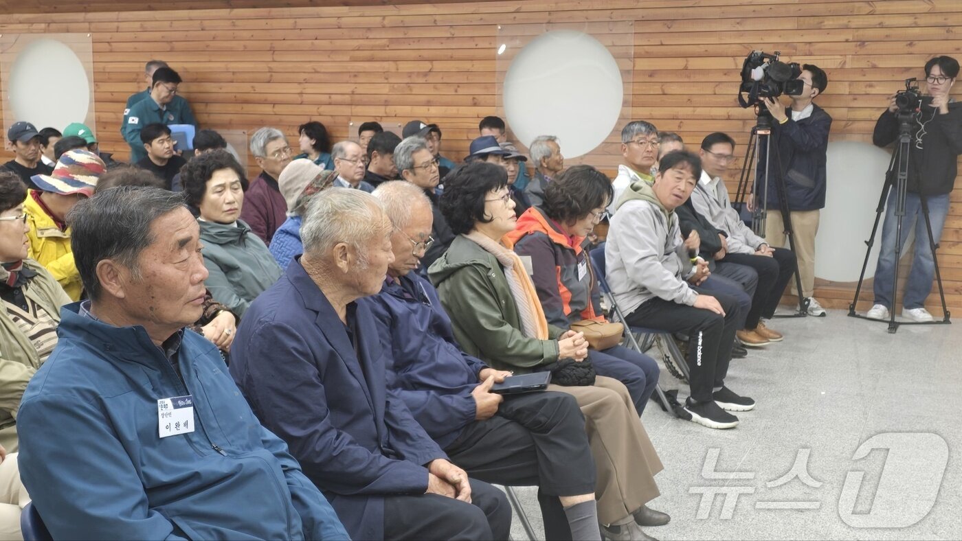 본문 이미지 - 18일 파주 임진각 민방위대피소에서 열린 이동시장실에서 대성동 마을 등 민통선 내 거주 주민들이 굳은 표정으로 김경일 시장과 대화를 나누고 있다. /박대준 기자