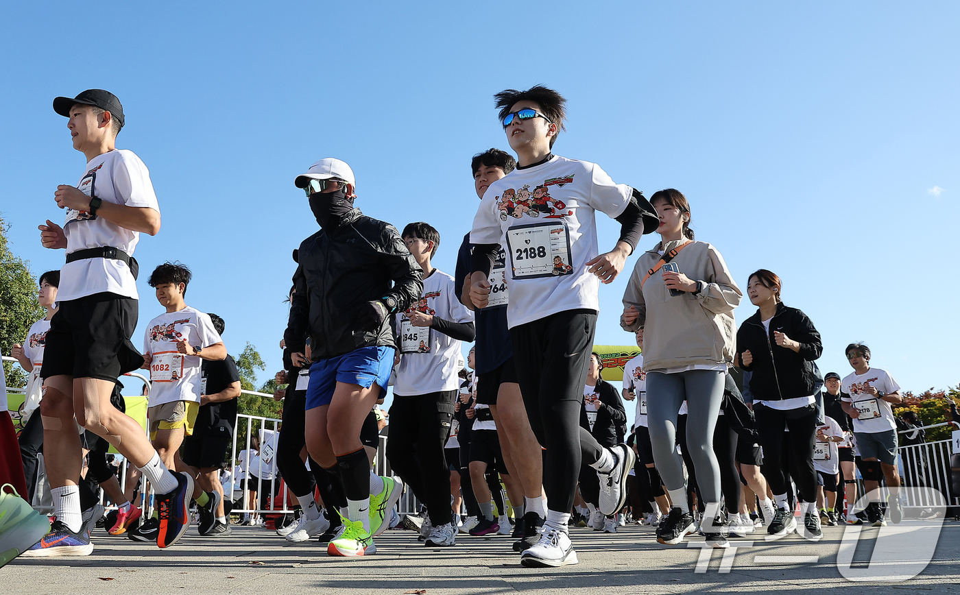 (서울=뉴스1) 김진환 기자 = 20일 오전 서울 영등포구 여의도 한강공원 이벤트광장에서 열린 '2024 멈추지 말고 두근두근런'에서 러너들이 힘차게 달리고 있다.이번 마라톤은 위 …