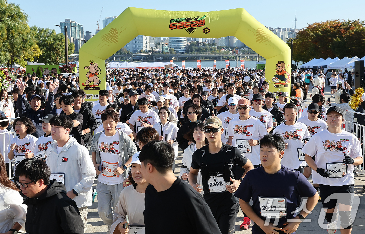 (서울=뉴스1) 김진환 기자 = 20일 오전 서울 영등포구 여의도 한강공원 이벤트광장에서 열린 '2024 멈추지 말고 두근두근런'에서 러너들이 힘차게 달리고 있다.이번 마라톤은 위 …