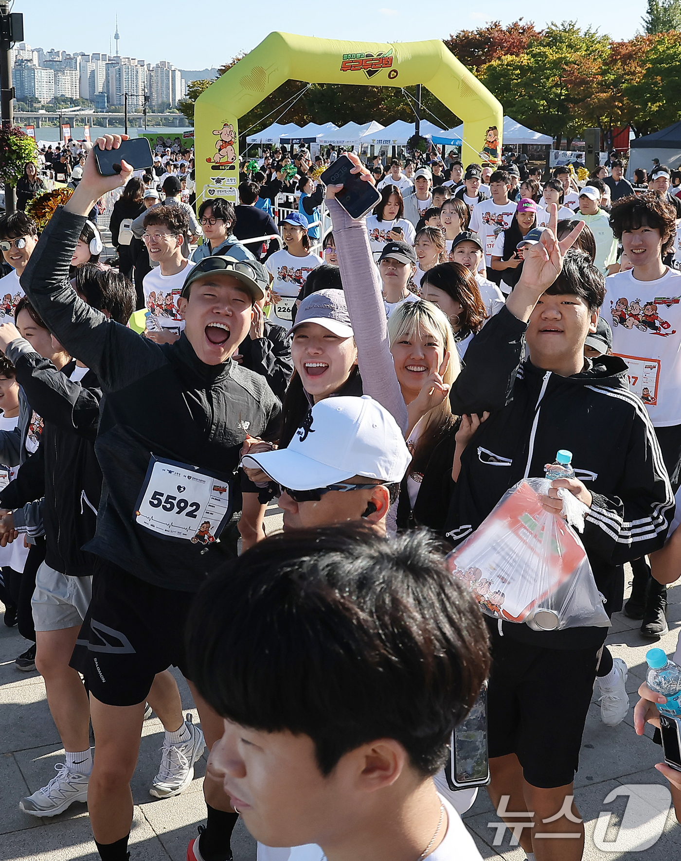 (서울=뉴스1) 김진환 기자 = 20일 오전 서울 영등포구 여의도 한강공원 이벤트광장에서 열린 '2024 멈추지 말고 두근두근런'에서 러너들이 힘차게 달리고 있다.이번 마라톤은 위 …