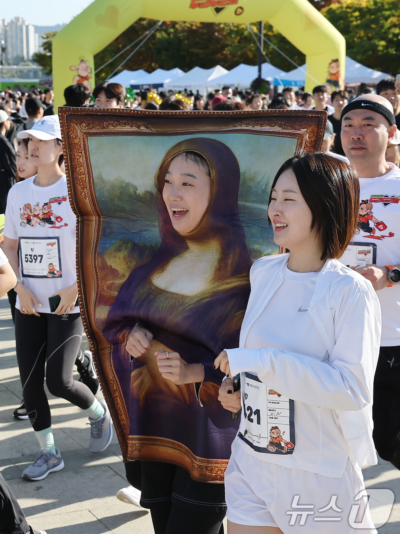 (서울=뉴스1) 김진환 기자 = 20일 오전 서울 영등포구 여의도 한강공원 이벤트광장에서 열린 '2024 멈추지 말고 두근두근런'에서 모나리자 분장을 한 한 러너가 힘차게 달리고 …