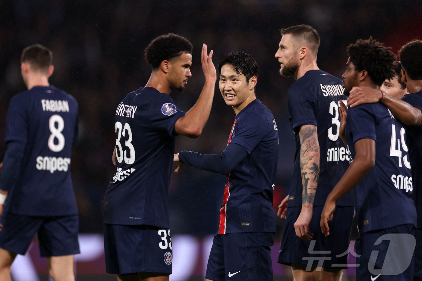 본문 이미지 - PSG의 이강인(가운데)가 동료들과 기뻐하고 있다. 2024.10.20 ⓒ AFP=뉴스1 ⓒ News1 우동명 기자