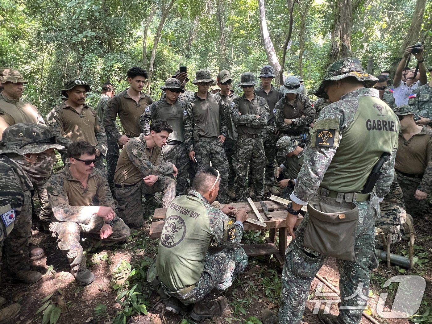 본문 이미지 - 해병대는 10월 14일부터 19일까지 필리핀 일대에서 '2024 카만닥(KAMANDAG)' 훈련을 실시했다. 카만닥 훈련은 미국·필리핀 해병대가 우방국과의 연합작전 수행능력 향상을 위해 2017년부터 시행하고 있는 다국적 연합훈련이다. 카만닥은 필리핀어로 ‘바다 전사들의 협력’이라는 뜻이다. 사진은 훈련에 참가한 해병대 장병들이 정글생존훈련을 하는 모습. (해병대사령부 제공) 2024.10.20/뉴스1 ⓒ News1 박지혜 기자