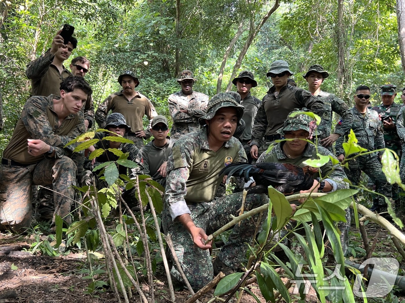 본문 이미지 - 해병대는 10월 14일부터 19일까지 필리핀 일대에서 '2024 카만닥(KAMANDAG)' 훈련을 실시했다. 카만닥 훈련은 미국·필리핀 해병대가 우방국과의 연합작전 수행능력 향상을 위해 2017년부터 시행하고 있는 다국적 연합훈련이다. 카만닥은 필리핀어로 ‘바다 전사들의 협력’이라는 뜻이다. 사진은 훈련에 참가한 해병대 장병들이 정글생존훈련을 하는 모습. (해병대사령부 제공) 2024.10.20/뉴스1 ⓒ News1 박지혜 기자