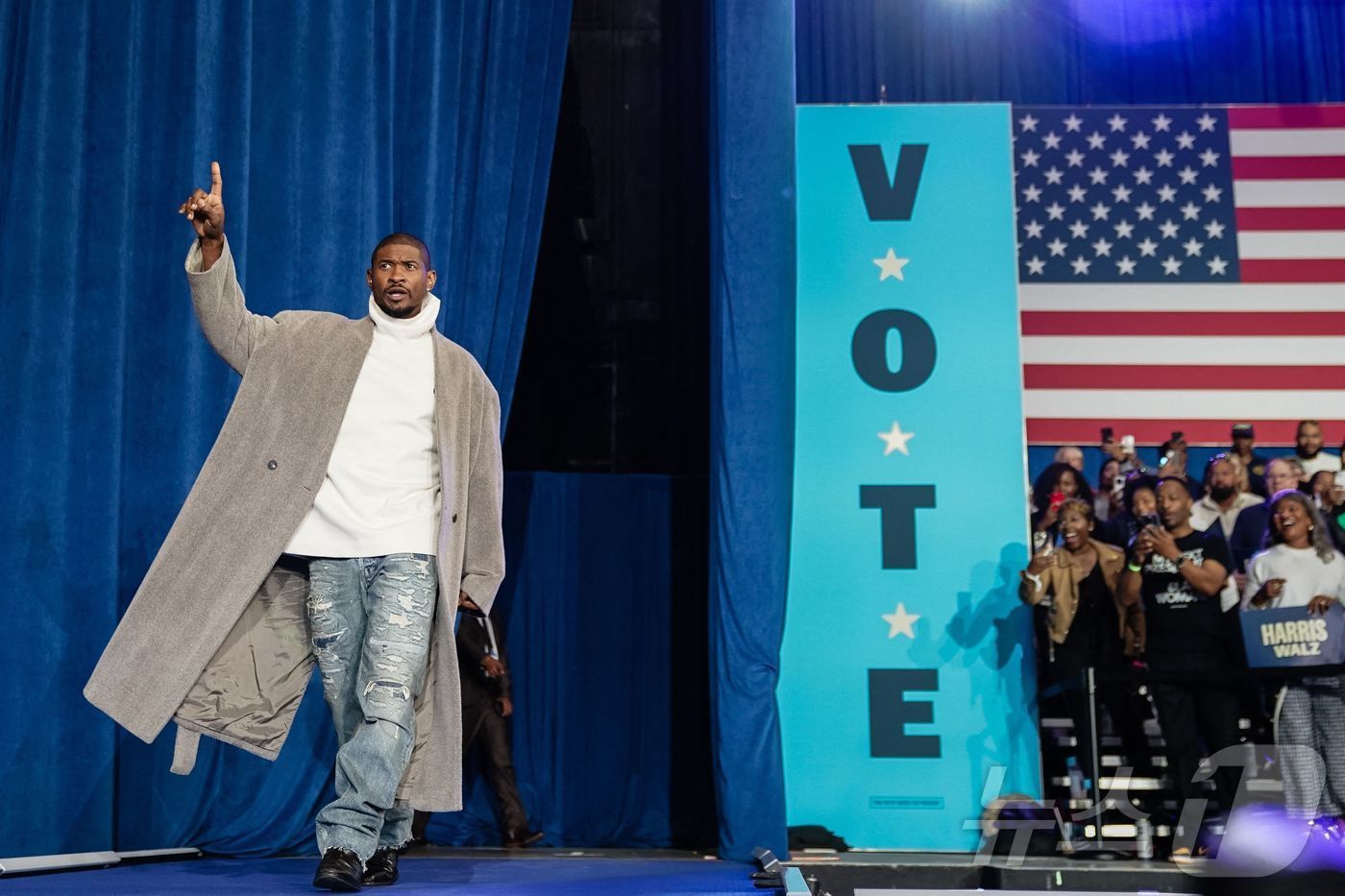본문 이미지 - 19일(현지시간) 미국 흑인 가수 어셔가 미국 조지아주(州) 애틀랜타에서 카멀라 해리스 미국 부통령을 위한 지지 연설에 나섰다. 24.10.19 ⓒ AFP=뉴스1 ⓒ News1 김예슬 기자