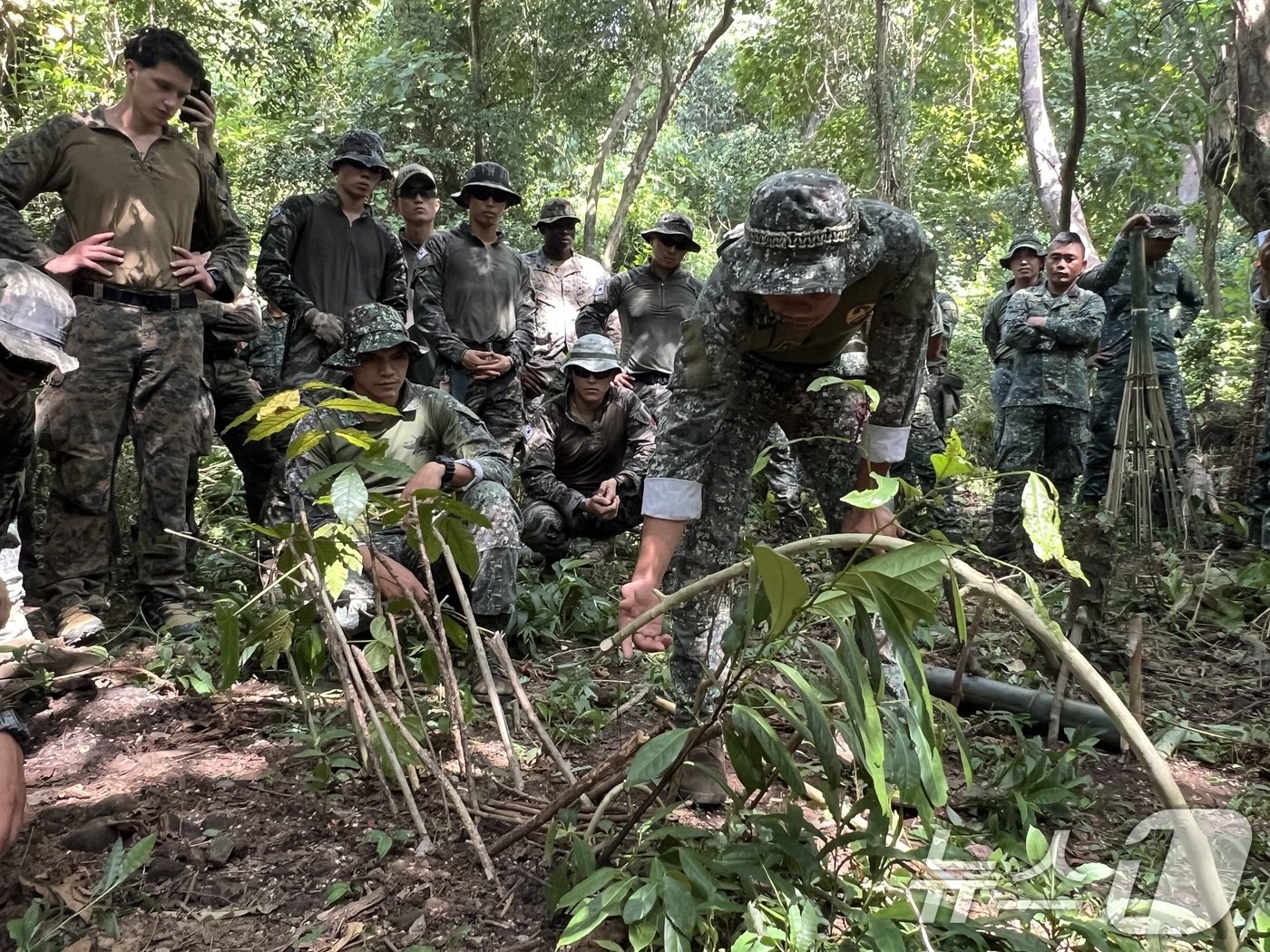 본문 이미지 - 해병대는 10월 14일부터 19일까지 필리핀 일대에서 '2024 카만닥(KAMANDAG)' 훈련을 실시했다. 카만닥 훈련은 미국·필리핀 해병대가 우방국과의 연합작전 수행능력 향상을 위해 2017년부터 시행하고 있는 다국적 연합훈련이다. 카만닥은 필리핀어로 ‘바다 전사들의 협력’이라는 뜻이다. 사진은 훈련에 참가한 해병대 장병들이 정글생존훈련을 하는 모습. (해병대사령부 제공) 2024.10.20/뉴스1 ⓒ News1 박지혜 기자