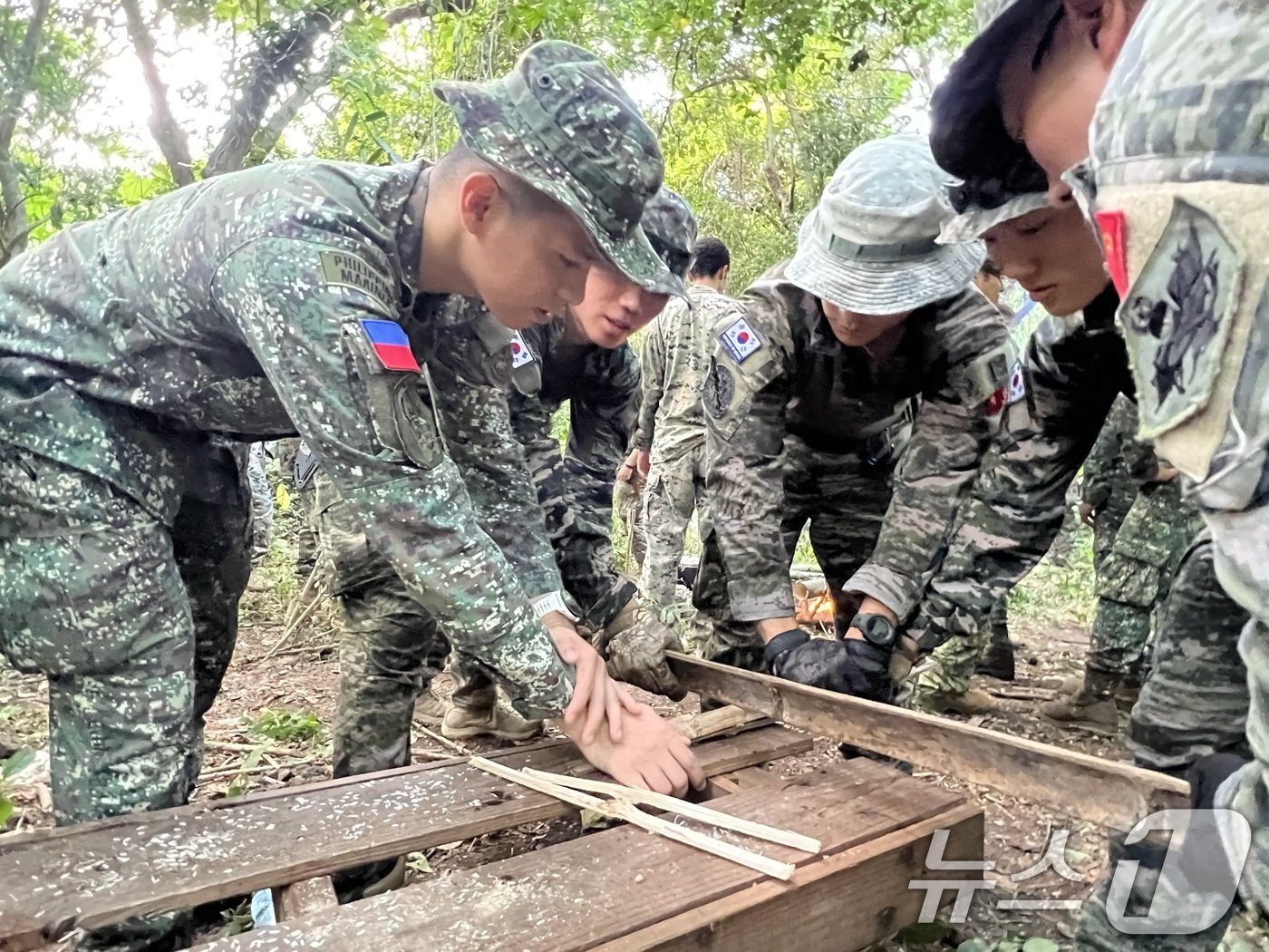 본문 이미지 - 해병대는 10월 14일부터 19일까지 필리핀 일대에서 '2024 카만닥(KAMANDAG)' 훈련을 실시했다. 카만닥 훈련은 미국·필리핀 해병대가 우방국과의 연합작전 수행능력 향상을 위해 2017년부터 시행하고 있는 다국적 연합훈련이다. 카만닥은 필리핀어로 ‘바다 전사들의 협력’이라는 뜻이다. 사진은 훈련에 참가한 해병대 장병들이 정글생존훈련을 하는 모습. (해병대사령부 제공) 2024.10.20/뉴스1 ⓒ News1 박지혜 기자