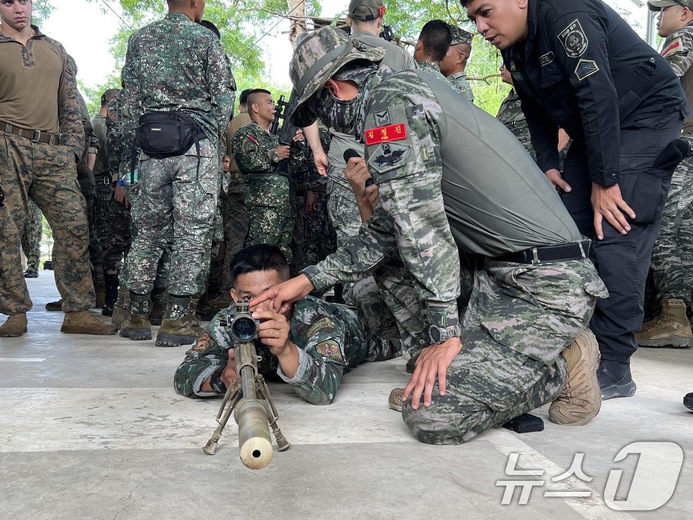 본문 이미지 - 해병대는 10월 14일부터 19일까지 필리핀 일대에서 '2024 카만닥(KAMANDAG)' 훈련을 실시했다. 카만닥 훈련은 미국·필리핀 해병대가 우방국과의 연합작전 수행능력 향상을 위해 2017년부터 시행하고 있는 다국적 연합훈련이다. 카만닥은 필리핀어로 ‘바다 전사들의 협력’이라는 뜻이다. 사진은 한·미·필리핀 해병대 장병들이 상호 장비교류체험으로 전술적 공감대를 형성하는 모습. (해병대사령부 제공) 2024.10.20/뉴스1 ⓒ News1 박지혜 기자