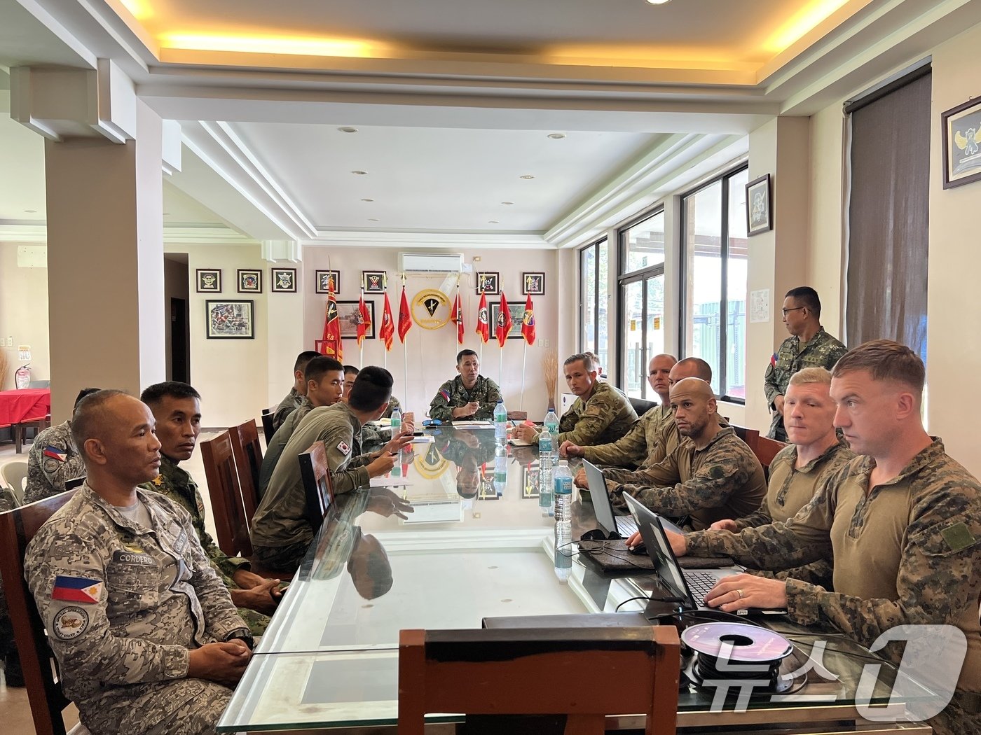 본문 이미지 - 해병대는 10월 14일부터 19일까지 필리핀 일대에서 '2024 카만닥(KAMANDAG)' 훈련을 실시했다. 카만닥 훈련은 미국·필리핀 해병대가 우방국과의 연합작전 수행능력 향상을 위해 2017년부터 시행하고 있는 다국적 연합훈련이다. 카만닥은 필리핀어로 ‘바다 전사들의 협력’이라는 뜻이다. 사진은 한·미·필리핀 해병대 지휘관들이 훈련 시작전 지휘관회의를 실시하는 모습. (해병대사령부 제공) 2024.10.20/뉴스1 ⓒ News1 박지혜 기자