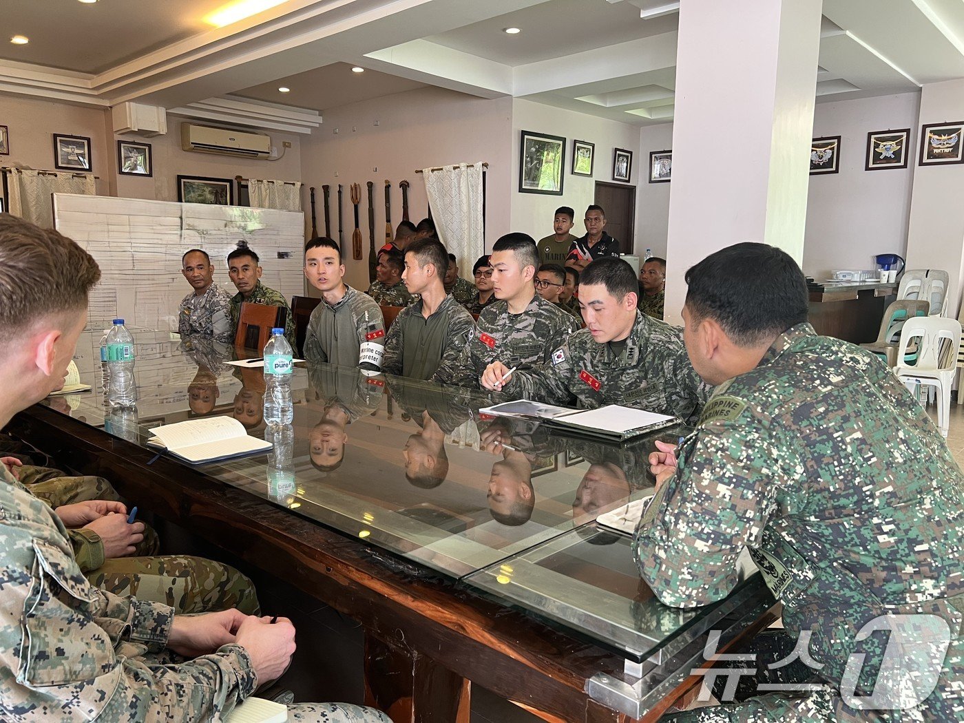 본문 이미지 - 해병대는 10월 14일부터 19일까지 필리핀 일대에서 '2024 카만닥(KAMANDAG)' 훈련을 실시했다. 카만닥 훈련은 미국·필리핀 해병대가 우방국과의 연합작전 수행능력 향상을 위해 2017년부터 시행하고 있는 다국적 연합훈련이다. 카만닥은 필리핀어로 ‘바다 전사들의 협력’이라는 뜻이다. 사진은 한·미·필리핀 해병대 지휘관들이 훈련 시작전 지휘관회의를 실시하는 모습. (해병대사령부 제공) 2024.10.20/뉴스1 ⓒ News1 박지혜 기자