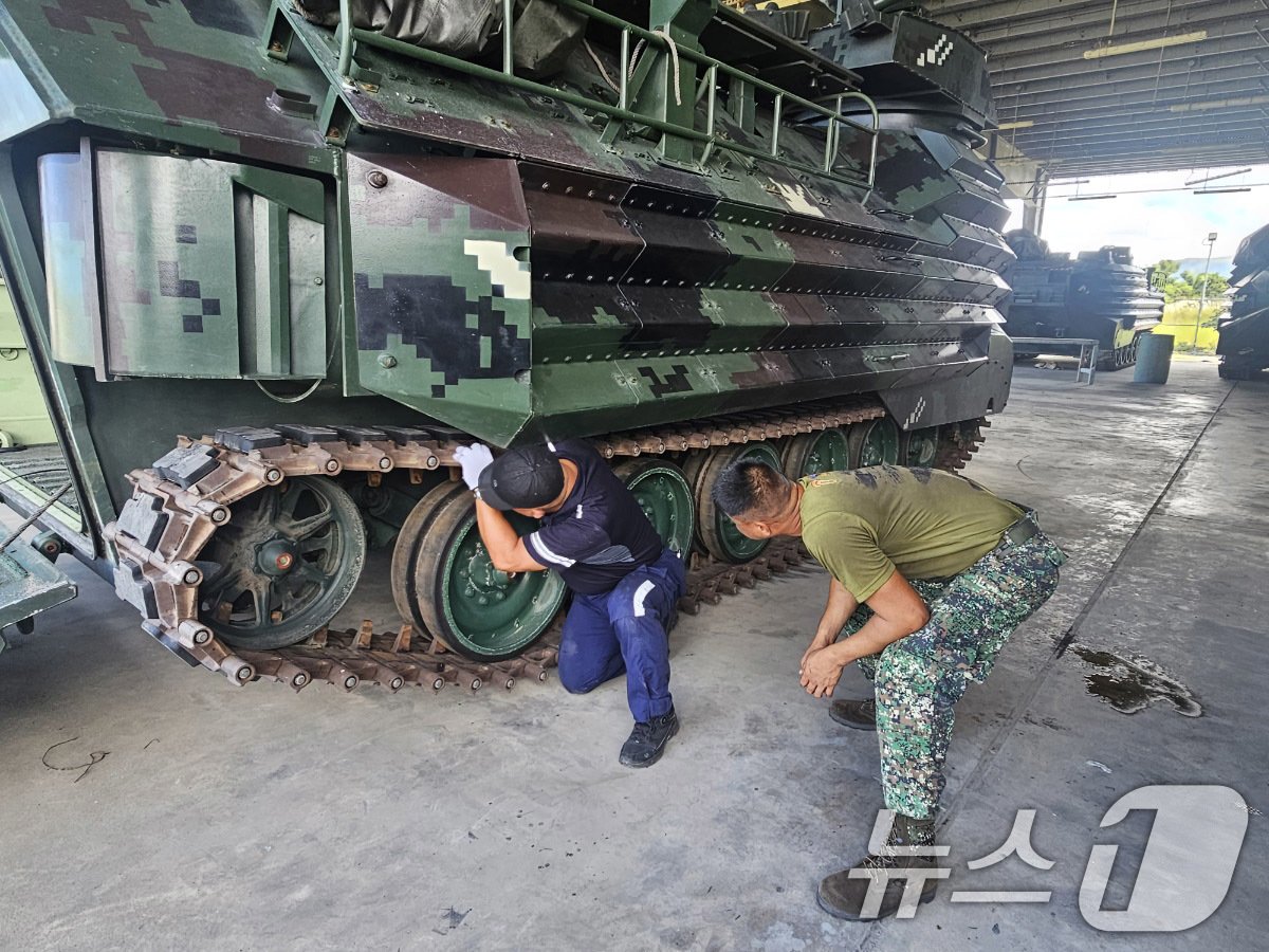 본문 이미지 - 해병대는 10월 14일부터 19일까지 필리핀 일대에서 '2024 카만닥(KAMANDAG)' 훈련을 실시했다. 카만닥 훈련은 미국·필리핀 해병대가 우방국과의 연합작전 수행능력 향상을 위해 2017년부터 시행하고 있는 다국적 연합훈련이다. 카만닥은 필리핀어로 ‘바다 전사들의 협력’이라는 뜻이다. 사진은 대한민국 해병대 상륙돌격장갑차 정비분야 전문가들이 필리핀 해병대에게 정비교육을 실시하는 모습. (해병대사령부 제공) 2024.10.20/뉴스1 ⓒ News1 박지혜 기자