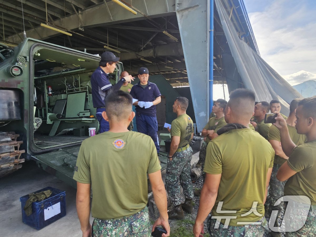 본문 이미지 - 해병대는 10월 14일부터 19일까지 필리핀 일대에서 '2024 카만닥(KAMANDAG)' 훈련을 실시했다. 카만닥 훈련은 미국·필리핀 해병대가 우방국과의 연합작전 수행능력 향상을 위해 2017년부터 시행하고 있는 다국적 연합훈련이다. 카만닥은 필리핀어로 ‘바다 전사들의 협력’이라는 뜻이다. 사진은 대한민국 해병대 상륙돌격장갑차 정비분야 전문가들이 필리핀 해병대에게 정비교육을 실시하는 모습. (해병대사령부 제공) 2024.10.20/뉴스1 ⓒ News1 박지혜 기자