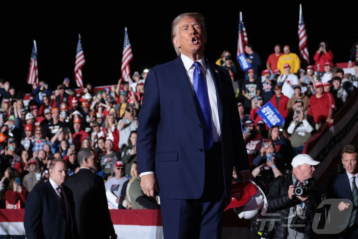 본문 이미지 - 19일(현지시간) 도널드 트럼프 전 미국 대통령이 미국 펜실베이니아주 라트로브에서 선거 유세에 나섰다. 24.10.19 ⓒ AFP=뉴스1 ⓒ News1 김예슬 기자