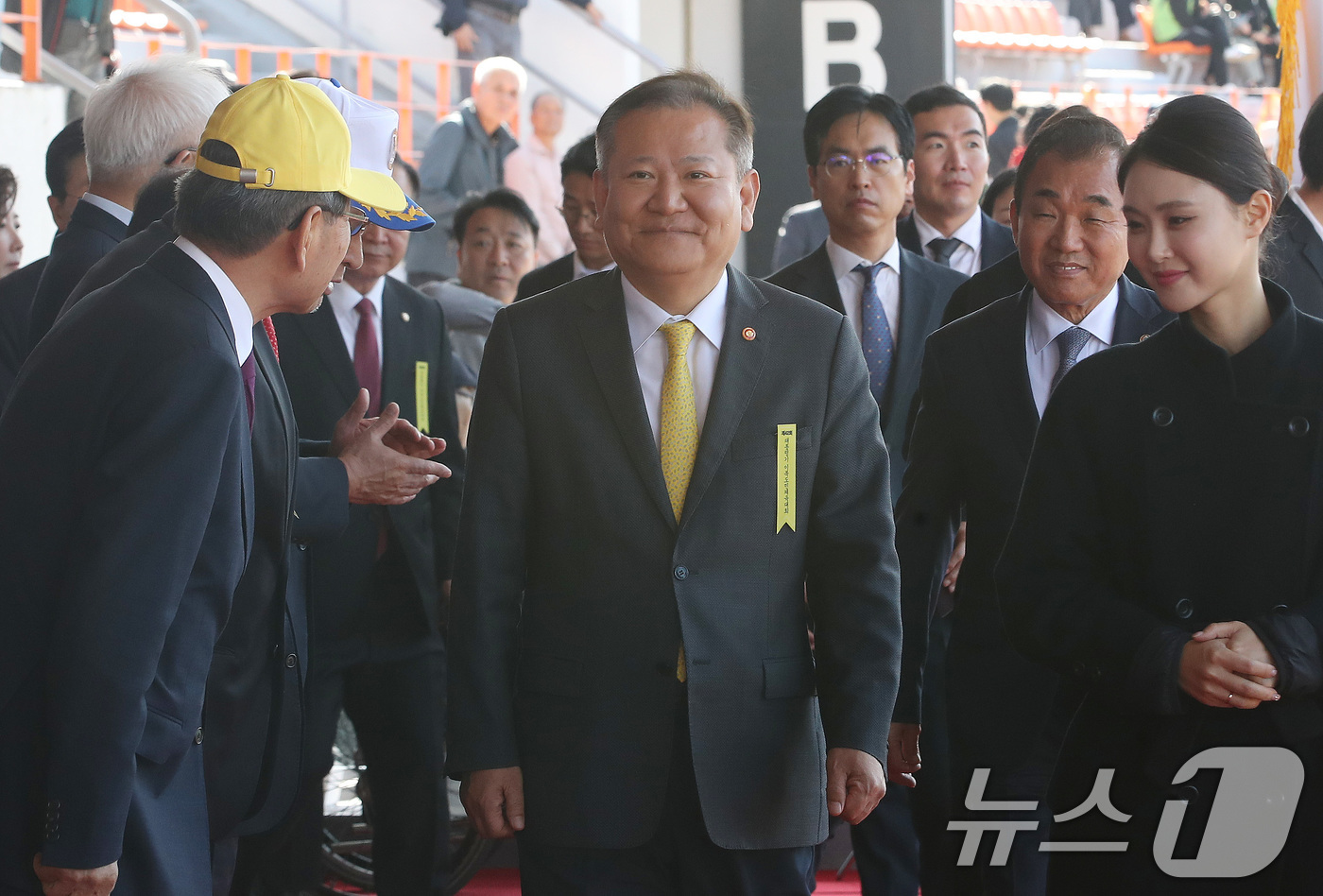 (서울=뉴스1) 임세영 기자 = 이상민 행정안전부 장관이 20일 오전 서울 용산구 효창운동장에서 열린 제42회 대통령기 이북도민 체육대회에 참석하고 있다. 2024.10.20/뉴스 …