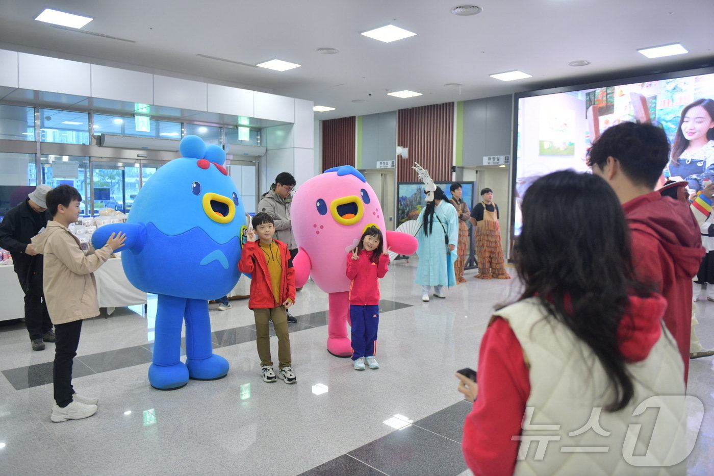 본문 이미지 - 20일 8만2000톤의 럭셔리 크루즈선 '노르담호'의 속초항 첫 입항을 축하하는 환영공연이 진행되고 있다.(속초시 제공) 2024.10.20/뉴스1