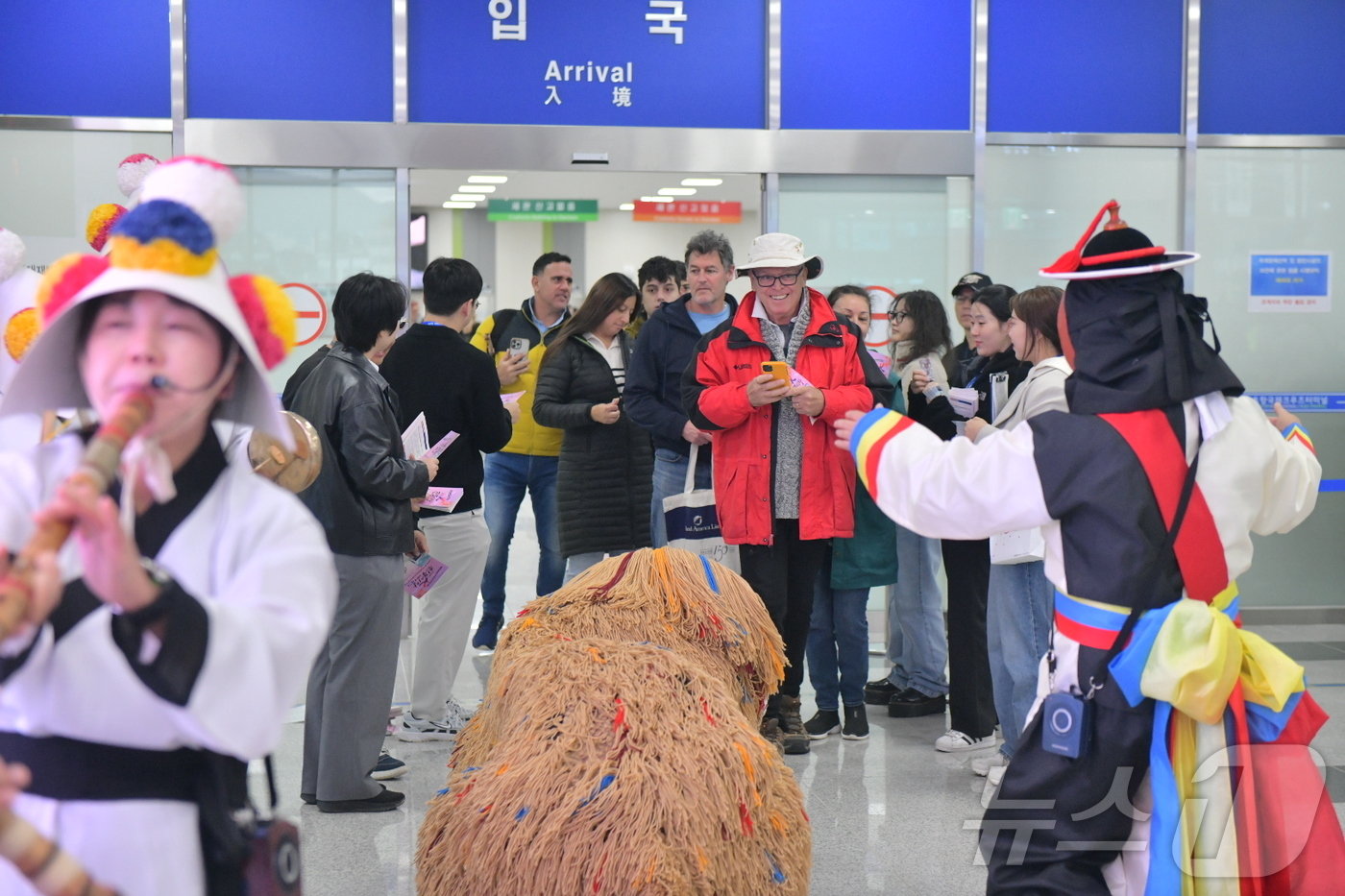 20일 8만2000톤의 럭셔리 크루즈선 &#39;노르담호&#39;의 속초항 첫 입항을 축하하는 환영공연이 진행되고 있다.&#40;속초시 제공&#41; 2024.10.20/뉴스1