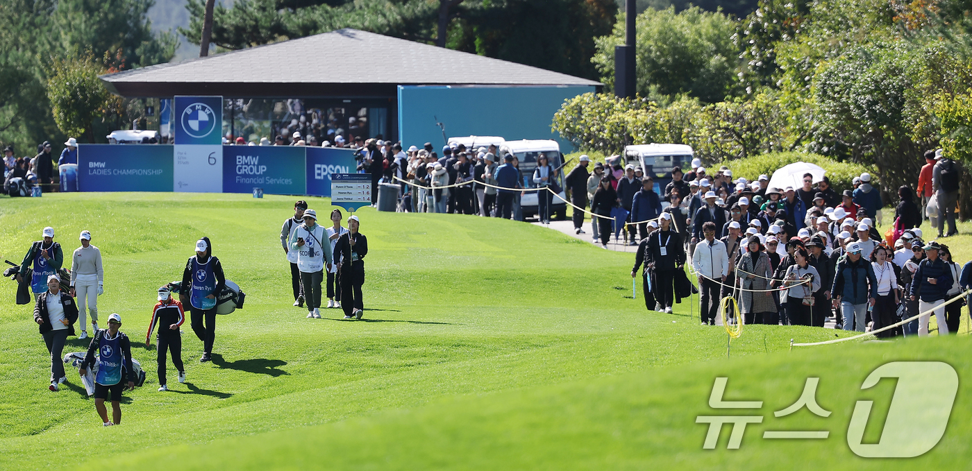 (파주=뉴스1) 김진환 기자 = 20일 경기 파주 서원밸리 컨트리클럽 서원힐스에서 열린 LPGA 투어 'BMW 레이디스 챔피언십 2024' 파이널 라운드를 찾은 갤러리들이 이동하고 …