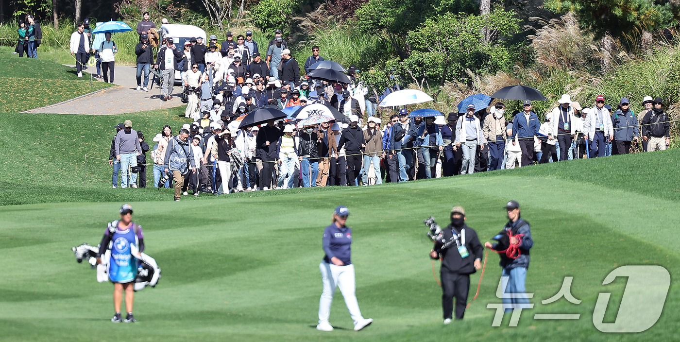 (파주=뉴스1) 김진환 기자 = 20일 경기 파주 서원밸리 컨트리클럽 서원힐스에서 열린 LPGA 투어 'BMW 레이디스 챔피언십 2024' 파이널 라운드를 찾은 갤러리들이 이동하고 …